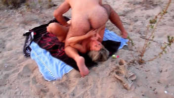 Spiaggia naturista: incontro inaspettato con un uomo e il suo grosso cazzo