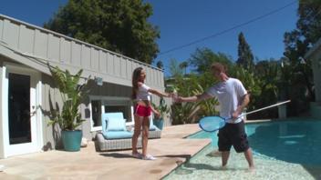 Nagerie Coquine: Una pelicula caliente en la piscina con Bailey y Nina North