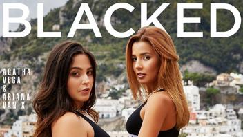 Video X: Ariana Van X und Agatha Vega in einer intensiven Blowjob-Szene auf Blacked.Com