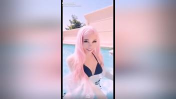 Belle Delphine setzt im Urlaub ihren nackten Korper der Sonne aus