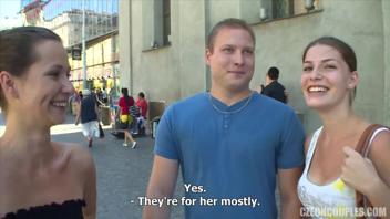 Baiser en Public: Un Couple Tchèque S'abandonne