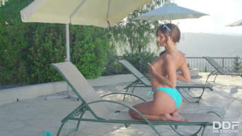 Nikki and her blue glasses: admire her silhouette in a bikini