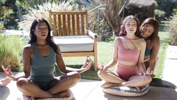 Meditacion traviesa: Chanell Heart y Sabina Rouge