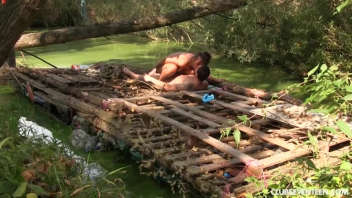 Coqueta rubia en la naturaleza