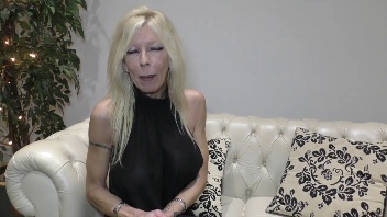 Vidéo porno avec une blonde qui suce, reçoit un cunni et termine avec son derrière couvert de sperme