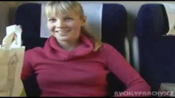 Inconnu et blonde dans le train