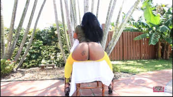 Mujer africana con curvas enloquecedoras
