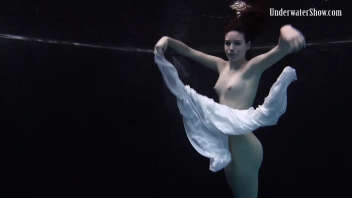 Espectculo sensual de una nadadora seductora en la piscina.