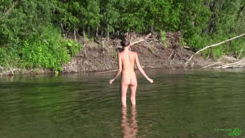 Belle teen se baignant nu dans la rivière : Extreme xxx