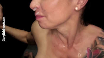 Donna matura tatuata fa sesso orale