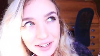 Voyez la RoseASMR en nue Ahegao Licking