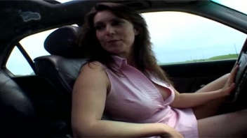 Femme sans gêne suce et baise dans une voiture