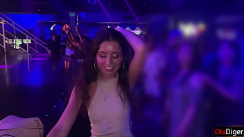 Follada dura en el bano de una discoteca