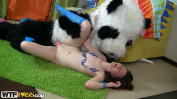 Nicki et son compagnon déguisé en panda
