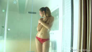 Chiara séduisante adolescente sous la douche !