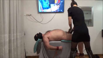 Séance BDSM intense : Homme soumis satisfait