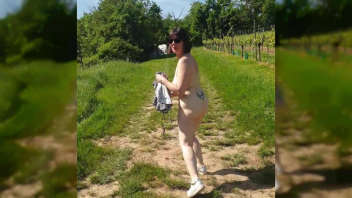 Se promener nue dans un vignoble