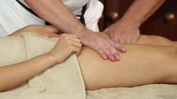 Cindy Starfall si rilassa con un massaggio di Eric Masterson
