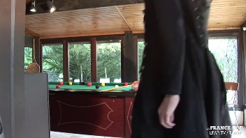 Deux salopes brunes se font tringler sur une table de billard