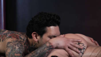 Video X-Porn: Katrina Jade  dominata da Small Hands