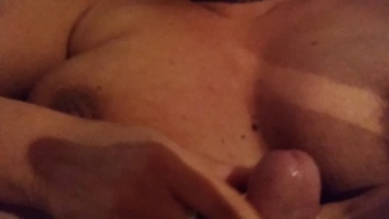 Vidéo porno xxx avec une mère mûre qui aime recevoir du sperme sur ses gros seins