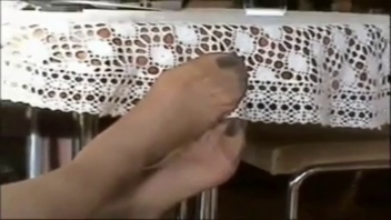 Vidéo porno : La vieille salope en collants fait bander son mari avec ses beaux petits pieds