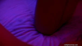 Porno - Copulando bajo luces de nen con juguetes sexuales