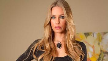 Nicole Aniston: Uberraschung zum Valentinstag - Hausfrau 1 zu 1