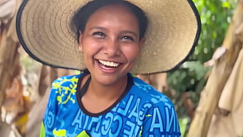 Morena campesina folla en la carretera por un telefono nuevo