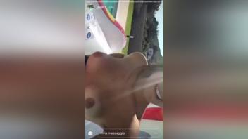 La joven italiana de 18 años se presentationa desnuda en Instagram después de salir con sus amigos la noche anterior