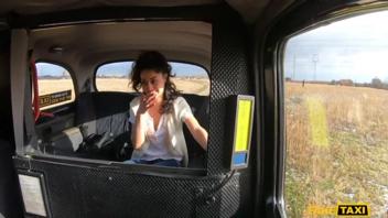 El viaje en taxi con clasificacion X de Scarlet: un encuentro porno para recordar