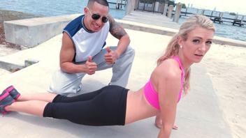 Blonde en Sweat Amanda Tate : Une Séance de Sport Torride