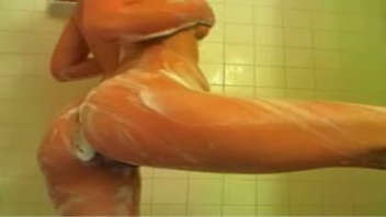 Brunette Coquine Sous La Douche - Suite