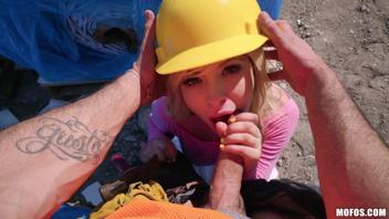 Kenzie Reeves, une blonde envoûtante dans une aventure coquine sur un chantier de construction