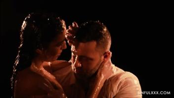 Max Deeds y Eveline Dellai: escena de lamida de cono caliente