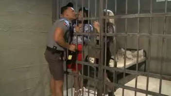 Deux détenues baisées par un gardien