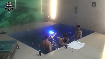 Trio espeluznante en la piscina del motel - Rubia, morena y tatuadas