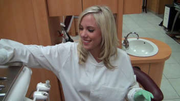 Femme blonde dentiste