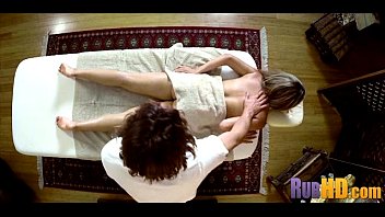 Massage Érotique Lesbien : Deux Salopes S'Éclatent