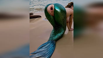 Sirena sodomizzata sulla spiaggia