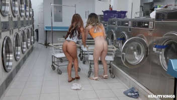 Tres amigas en la lavandera: deja que gane la necesidad sexual