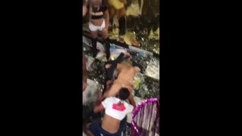 Big Tits de réjouissance au carnaval