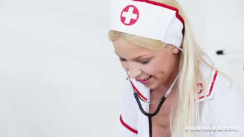 Karol Lilien, una atractiva enfermera