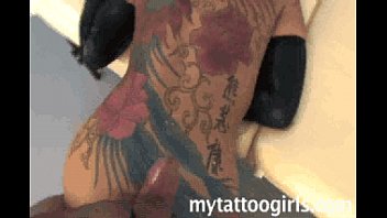 Baise hardcore entre étudiantes tatouées et leur professeur