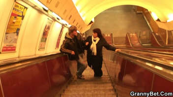 Madura se pone al da con joven en el metro