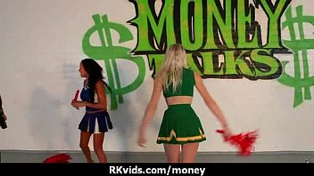 Femme mature baise pour de l'argent cash