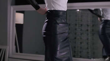 Maria Pie indossa una gonna in lattice in un video esplicito