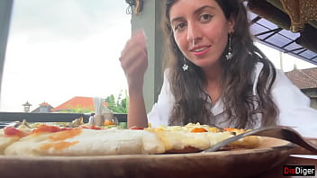 Corrida publica en chica comiendo afuera