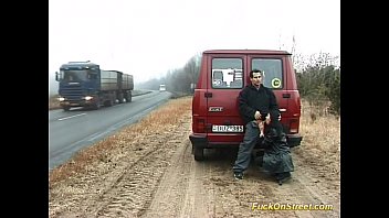 Hungrige Schlampe lutscht im Auto