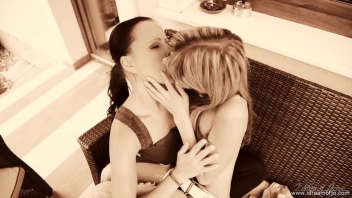 Deux lesbiennes dans une scène de plaisir intense